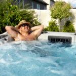 Mann im Outdoor Whirlpool