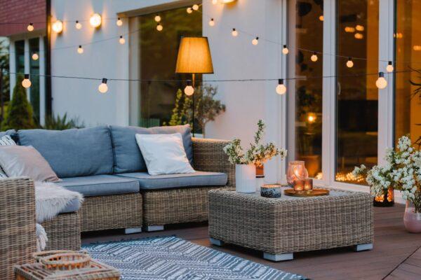 Freiluft-Wohnzimmer: Die Gestaltung der Terrasse mit stilvollen Accessoires